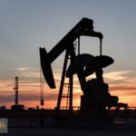 أسعار النفط تتباين: غموض الشرق الأوسط يهز الأسواق العالمية