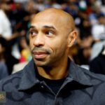 روي جونز هنري: أسطورة الملاكمة يتحدى ملك كرة القدم في نزال استعراضي