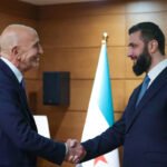 لقاء الشرع براك: مباحثات حاسمة بعد انسحاب القوات الأمريكية وتسليم القواعد