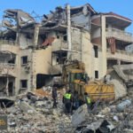 غارة صور العنيفة: دمار واسع وعالقون تحت الأنقاض في جنوب لبنان