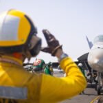 التصعيد الأمريكي: واشنطن تستعرض قوتها البحرية الجوية لفرض حصار على إيران