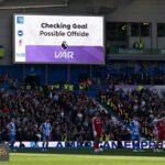 تقنية الفيديو: لماذا يرى الحكام أنها سيف ذو حدين في كرة القدم؟