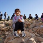 اعتداءات المستوطنين بالضفة الغربية تحرم الأطفال من حق التعليم