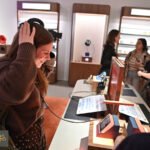 مكتبة بلا كتب: أمازون وأوديبل تدشنان أول مكتبة صوتية في نيويورك