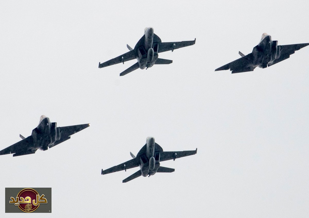 اصطدام مقاتلات F-18 في عرض جوي: تحطم طائرتين ونجاة الطيارين