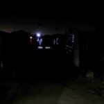 ظلام غزة الدامس: كيف حوّل غياب الإنارة ليل النازحين إلى رعب متواصل؟