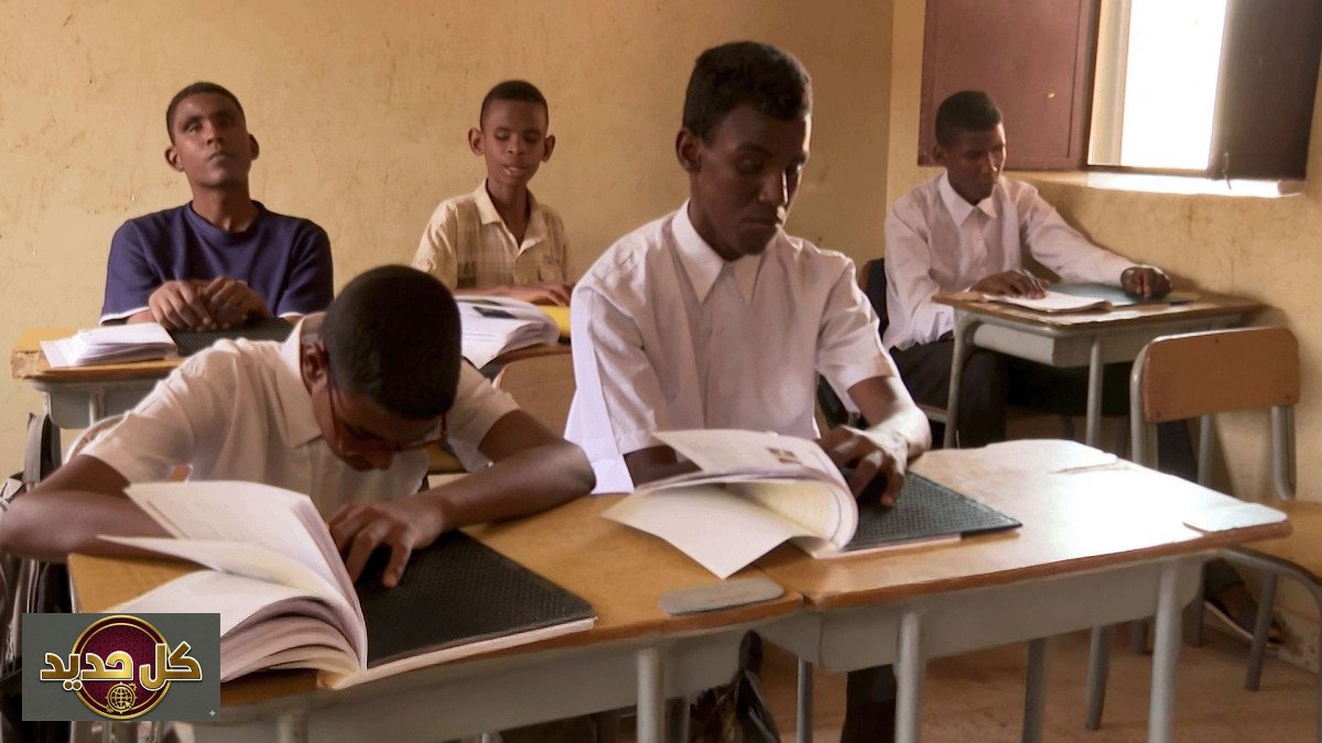 معاناة المكفوفين السودان: كفيف يبكي ابنه وتحديات الحرب تتضاعف