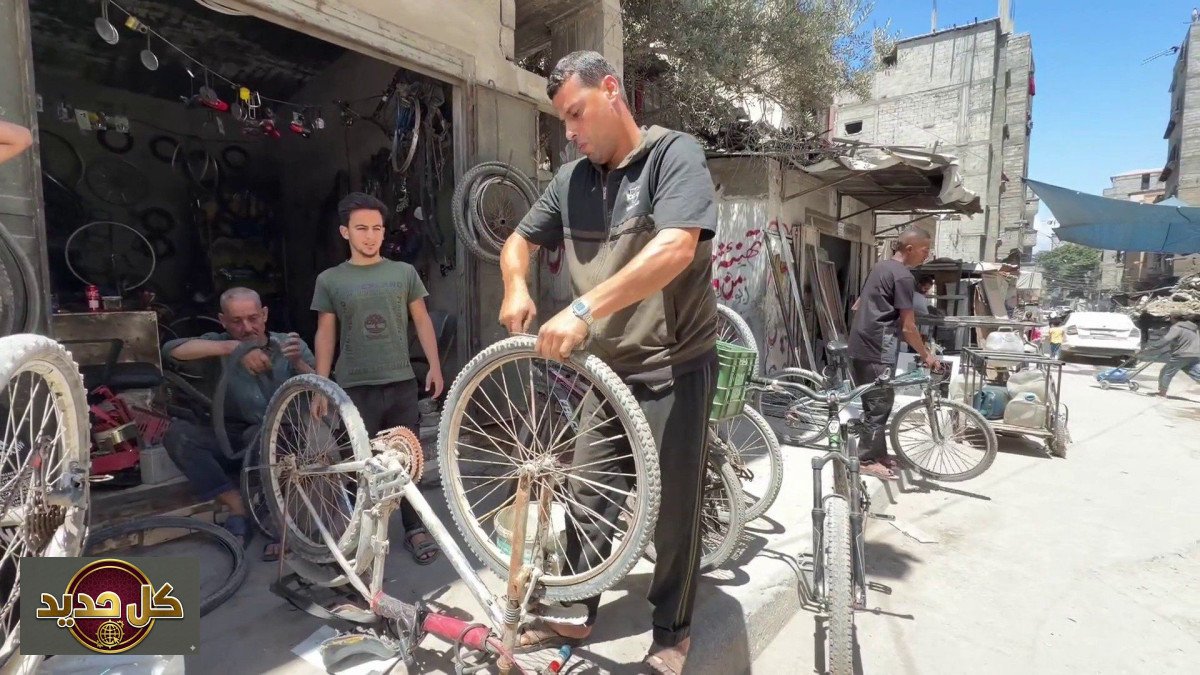 ابتكارات غزة: عندما يصبح نفاد قطع الغيار دافعاً للإبداع في الدراجات الهوائية