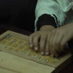 طريقة برايل أفغانستان: بصيص أمل يُضيء مستقبل 340 طالباً مكفوفاً في كابل