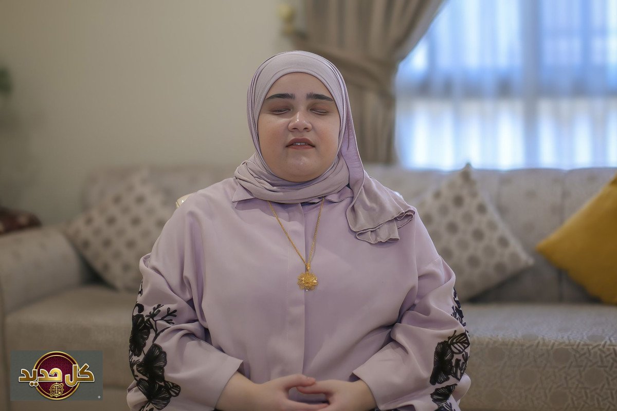 فاطمة السلمان: أول مذيعة كفيفة تكسر الحواجز في وكالة الأنباء الكويتية "كونا"