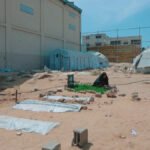معاناة سكان غزة: البحث عن الذكريات بين الركام والخيام