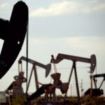 النفط والذهب يستقران: تقييم المستثمرين لتأثير العقوبات الأمريكية الجديدة وبيانات التضخم