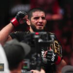 إسلام ماخاتشيف يحافظ على لقب وزن الوسط ويكسر الأرقام القياسية في UFC
