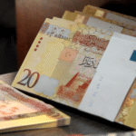 الدينار الليبي: لماذا يواجه العملة الليبية ضغوطًا رغم 100 مليار دولار احتياطيات؟