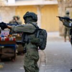 قيود الضفة الغربية: كيف تشكل الحواجز والإغلاقات واقع الفلسطينيين؟